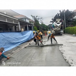 Pour concrete road